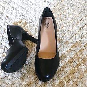 New Clarks Women's leather Shoes Size 9.5